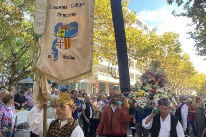 La Asociación Cultural Aragonesa de Salou ha devuelto a la Virgen del Pilar a la sede después de la misa.