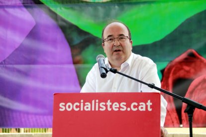 El Ministro de Cultura y Deportes, Miquel Iceta, durante su intervención en la primera Fiesta de la Rosa del PSC en las comarcas de Lleida, Pirineo y Aran.