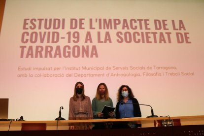 Inés Solé, Jéssica Cantos y Neus Gimeno, durante la presentación del informe sobre el impacto de la covid-19 en la ciudad.