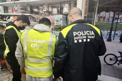 Agentes de la Guardia Civil y la Policía Local durante la inspección de uno de los establecimientos.