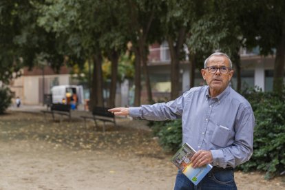 Josep Machado explica que fa anys que els veïns reclamen que s'arrangi la plaça.