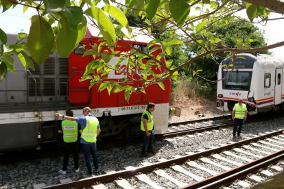 la locomotora poc abans de ser retirada de la via a Vila-seca.