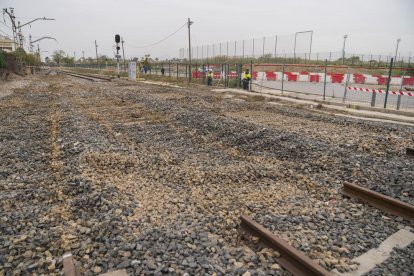 Ya se han retirado las vías del tren en el tramo que atraviesa en la calle de Barenys.