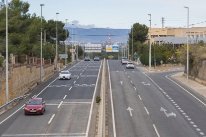 Una de les propostes és deixar la carretera amb un únic carril per cada sentit de circulació, per construir un carril bici i una vorera.