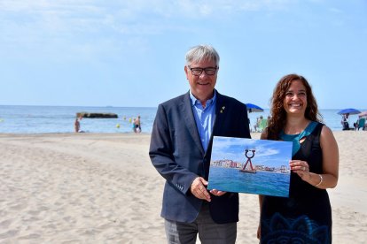 El alcalde de Torredembarra, Eduard Rovira, y la concejala de Participación Ciudadana, Marga Rovira con una imagen de l?Alfa y Omega.