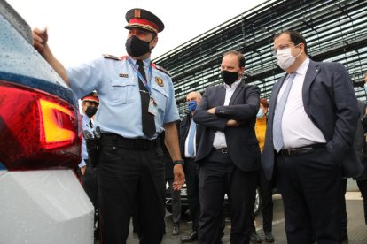 Pla contrapicat del conseller d'Interior, Joan Ignasi Elena, i el director dels Mossos d'Esquadra, Pere Ferrer, visitant un dels nous vehicles del cos presentats al Complex Egara, el dia 11 de novembre de 2021. (Horitzontal)

Data de publicació: dijous 11 de novembre del 2021, 10:31

Autor: Albert Segura Lorrio