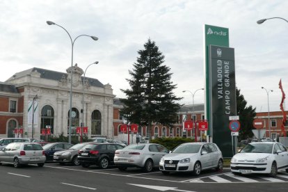 Imatge d'aparcaments habilitats per a vehicles de lloguer.