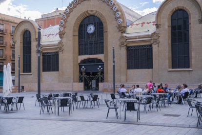 Imatge d'arxiu de dues terrasses de la plaça Corsini de Tarragona.