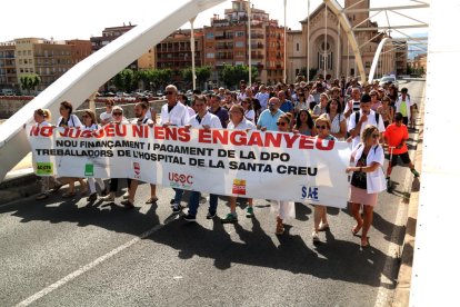 Els treballadors de l'hospital han recorregut la ciutat fins arribar a la plaça de l'Ajuntament.