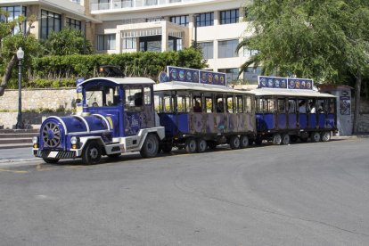 Imagen del Tarraco Tren en la plaza de la Unesco antes de empezar el itinerario.