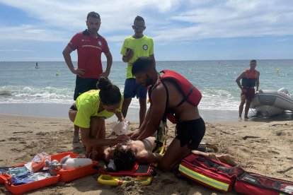 Imatge del simulacre que s'ha realitzat a la platja Llarga de Roda de Berà.