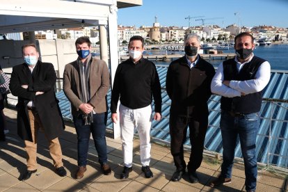 El alcalde de Cambrils, Oliver Klein, y su ejecutivo, en el encuentro de ayer con la prensa.