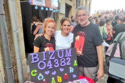 Imatge de les fundadores d'AFASIT amb l'alcalde de Tarragona durant les festes de Sant Roc.