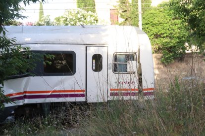 Imatge del tren accidentat abans de retirar-lo.