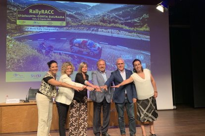 Los representantes de las diferentes entidades que participan al Rally RACC Cataluña- Costa Dorada, entre otros el alcalde de Salou, Pere Granados y la presidenta de la Diputación, Noemí Llauradó.