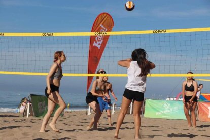 Imagen de competidoras durante el KDM Beach Volley.