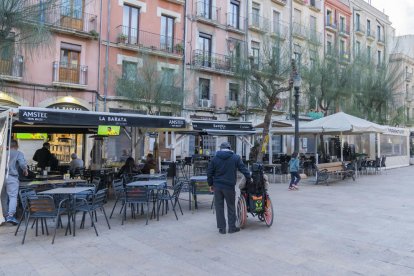 Els locals de la plaça de la Font tenen un règim especial que els permet tancar més tard.