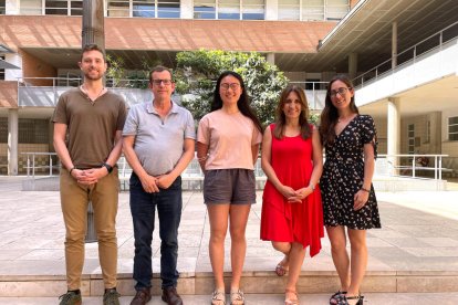 Grupo de investigación de la Unidad de Nutrición Humana de la URV-IISPV-CIBERobn. De izquierda a derecha, Jiaqi Ni, Jordi Salas-Salvadó, Nancy Babio y Stephanie K. Nishi