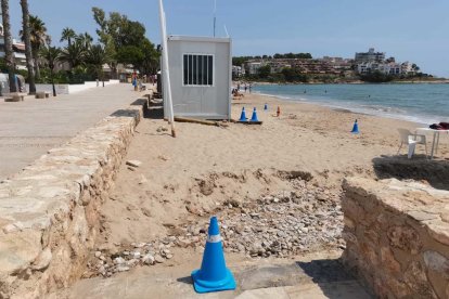 Uno de los accesos de la playa estropeado por el fuerte temporal.