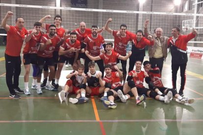 L'equip del CV Sant Pere i Sant Pau celebrant la victòria contra el CV San Roque.