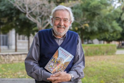 Joan Noguera amb el llibre on desgrana un centenar de llegendes tarragonines.