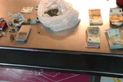 Los agentes localizaron 505 euros en moneda fraccionada ocultos en el microondas.