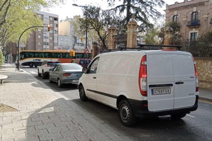 El punt del passeig Sunyer on està el nou semàfor que provoca cues de vehicles, ahir.