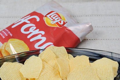 Imatge de les patates «Lay's» amb error en l'etiquetatge.