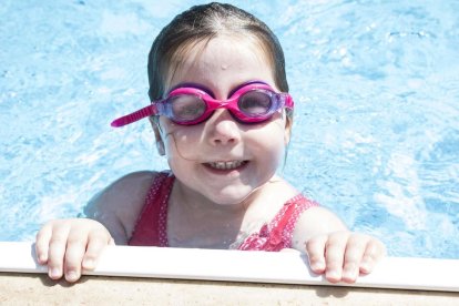 Una nena gaudint d'una activitat d'estiu a la piscina.