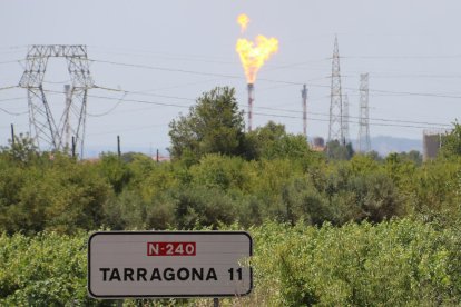 Flamarada a la torxa de Repsol per una parada no programada, al polígon petroquímic nord de Tarragona.