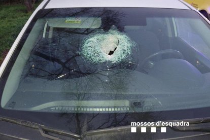 Un automóvil con el parabrisas roto presuntamente por la acción de una piedra lanzada por un joven desde un puente del AP-7