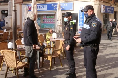 Agents de la Policia Local de Torredembarra patrullen pel municipi.