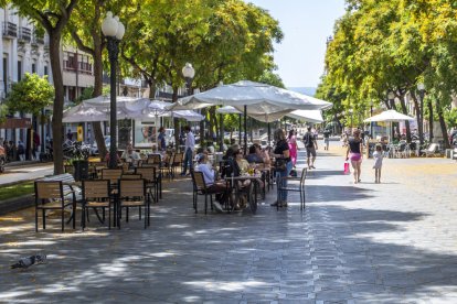 Imagen de ayer de una terraza del último tramo de la Rambla, que a partir de hoy tendrá seis mesas|tablas.