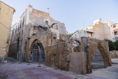 Estat actual de les restes de Ca la Garsa, a la plaça dels Àngels de la Part Alta de la ciutat.