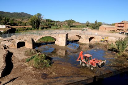 Operaris treballant en la rehabilitació del Pont Vell de Montblanc.