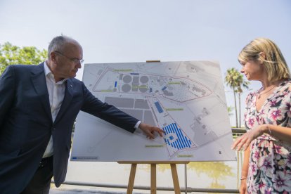 L'alcalde de Reus, Carles Pellicer, i la vicealcaldessa, Noemí Llauradó, presentant el projecte.