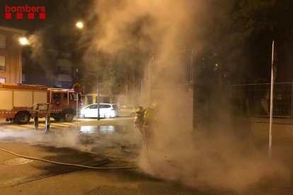 Un bomber durant les tasques d'extinció a Reus.