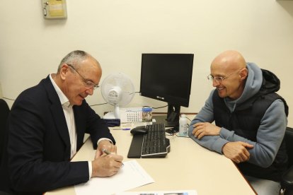 L'alcalde, Carles Pellicer, durant una de les converses, ahir.