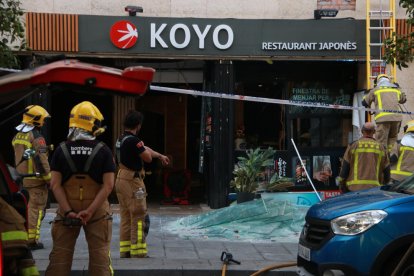 Els Bombers comprovant la seguretat del restaurant Koyo de Tarragona.