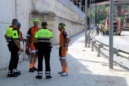 Els Mossos d'Esquadra parlant amb els companys dels ciclistes morts a Castellbibal.