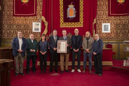 Representats del Confrés reben tel guardó.