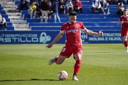 Robert Simón con el balón en una acción del partido.