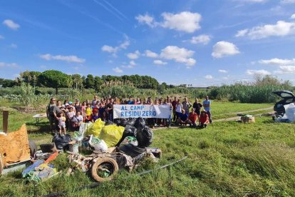 Unes seixanta persones s'han reunit aquest matí per recollir brossa.