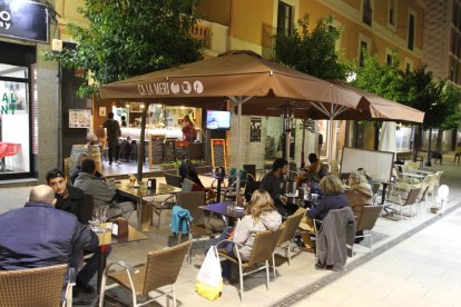 Imatge d'arxiu d'una terrassa a August, on pròximament només es podrà tenir una filera de taules.