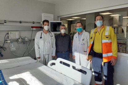 Especialistas de la Unidad Coronaria con el paciente Manuel Castro.