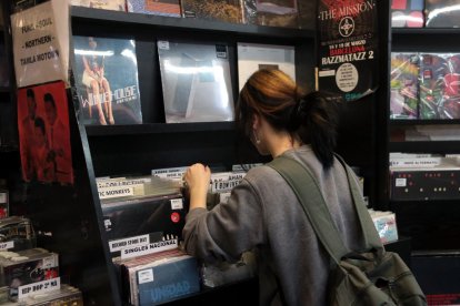 Una clienta de Discos Revolver en la sección de vinilos de la tienda.