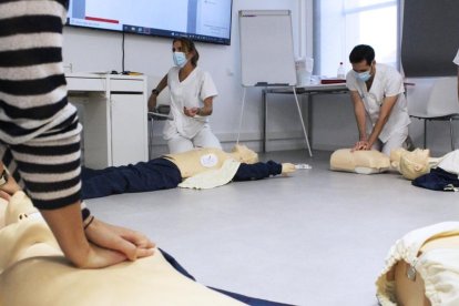 Els cursos es duen a terme a l'Aula de Simulació del centre.