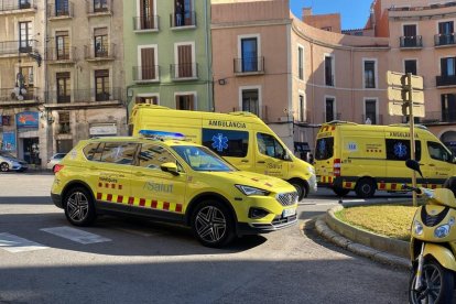 Efectivos del SEM en la zona de la plaza Prim, conocida como plaza de la Media Luna, donde se ha producido el tiroteo.