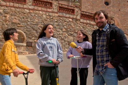 'El Foraster' amb tres joves del poble.