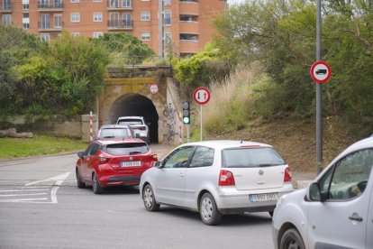 Imatge del semàfor del pont petit del barri Gaudí que regula el trànsit.